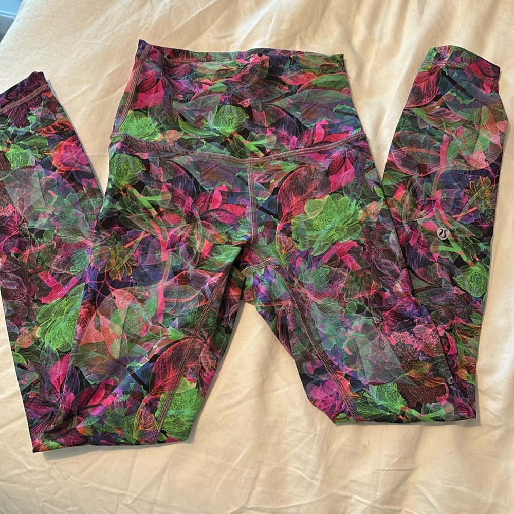 Lululemon size 2 colorful floral print Wunder Train High-Rise Tight - 25"